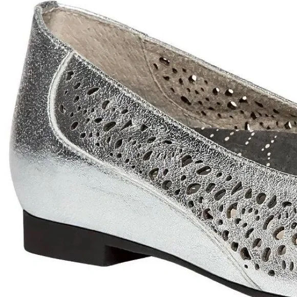 Propet Cicely Ballet Flats Size 9M Silver Laser Cut Perforated Leather Slip On - Picture 5 of 5